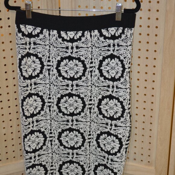 " BEBE " BLACK AND WHITE FLEXIBLE SKIRT SIZE M - Picture 1 of 7
